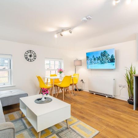 Town Center Apartment With 55” Smart Tv+Netflix アンドーヴァー エクステリア 写真