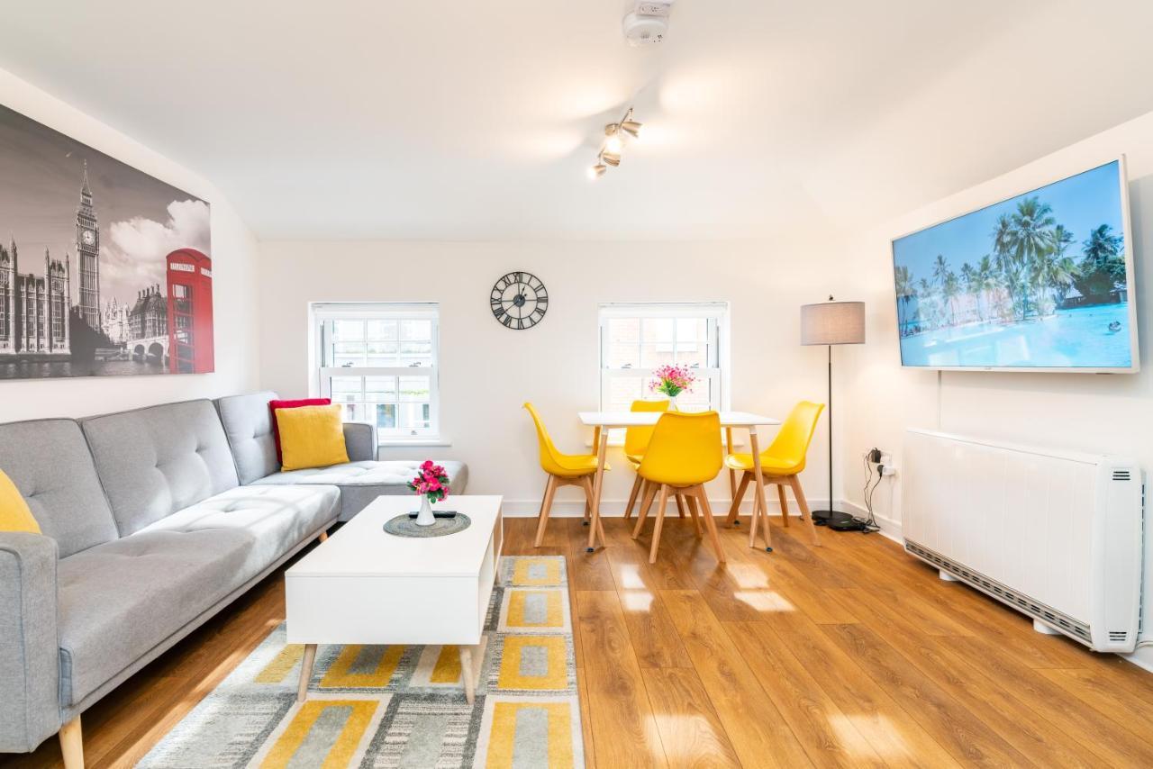 Town Center Apartment With 55” Smart Tv+Netflix アンドーヴァー エクステリア 写真