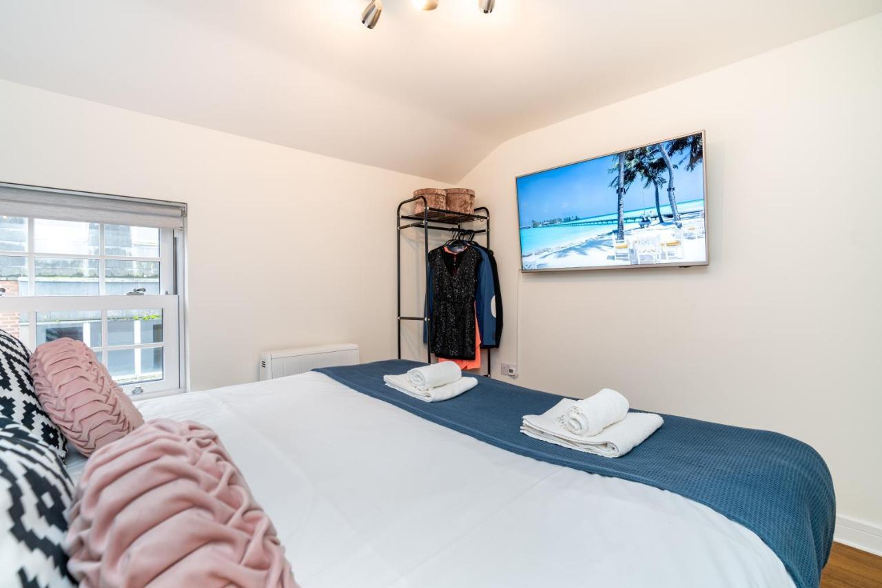 Town Center Apartment With 55” Smart Tv+Netflix アンドーヴァー エクステリア 写真
