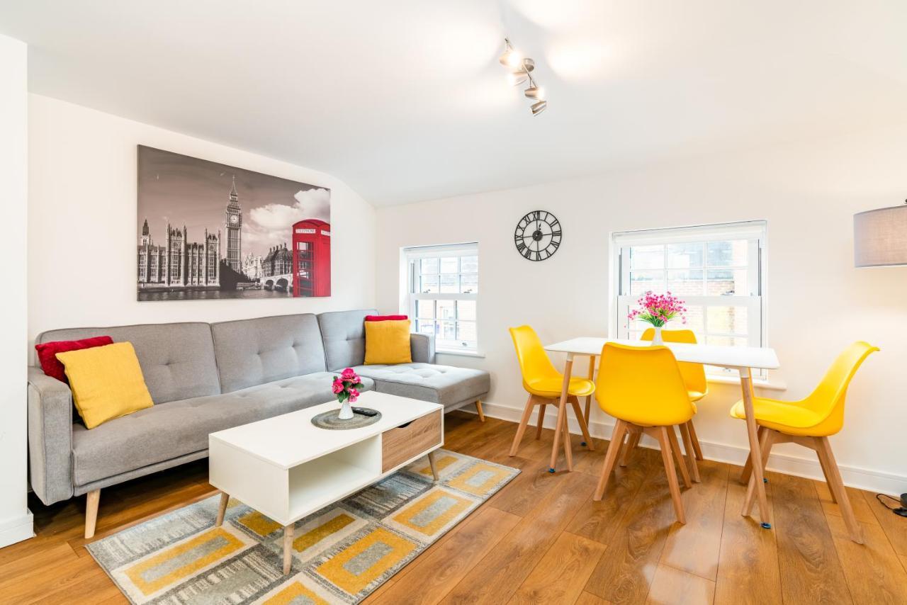 Town Center Apartment With 55” Smart Tv+Netflix アンドーヴァー エクステリア 写真