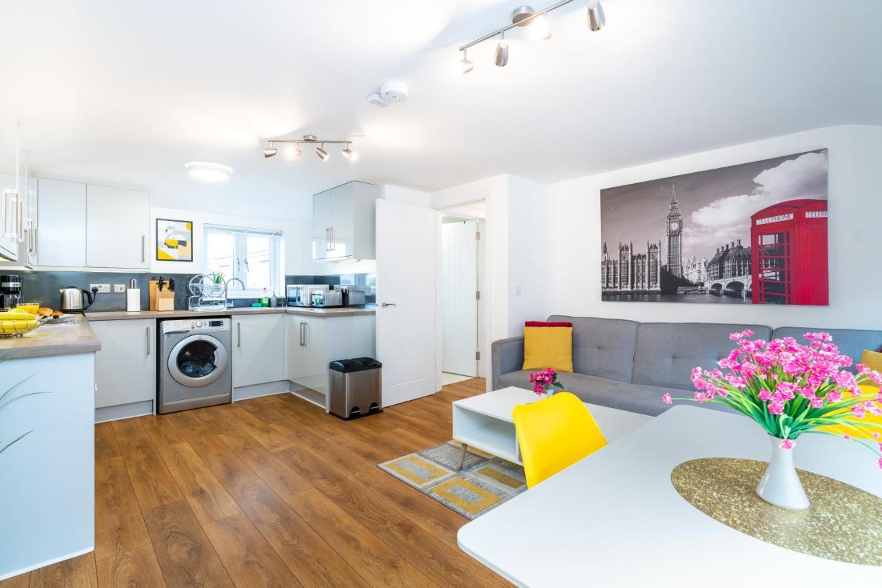 Town Center Apartment With 55” Smart Tv+Netflix アンドーヴァー エクステリア 写真