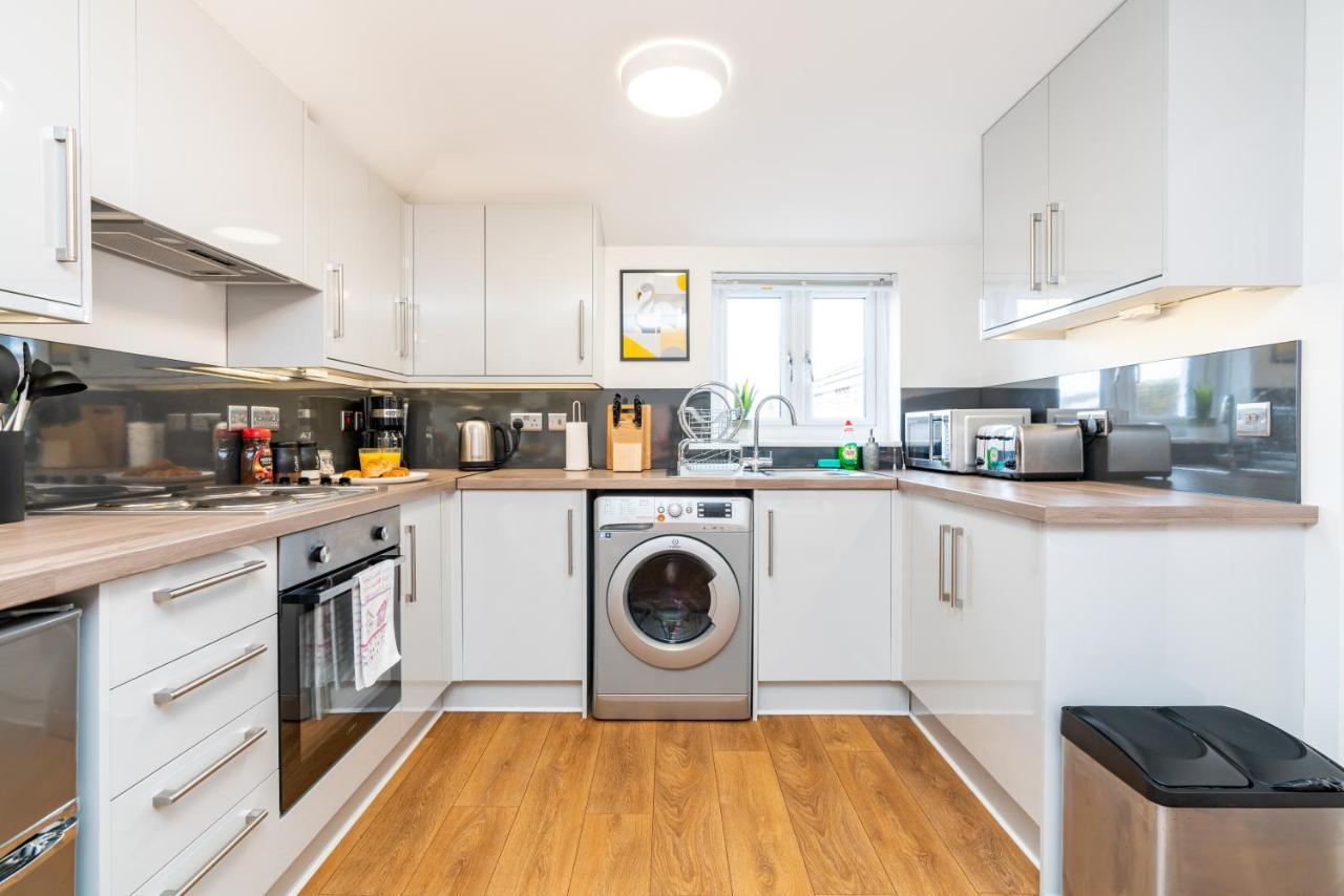 Town Center Apartment With 55” Smart Tv+Netflix アンドーヴァー エクステリア 写真