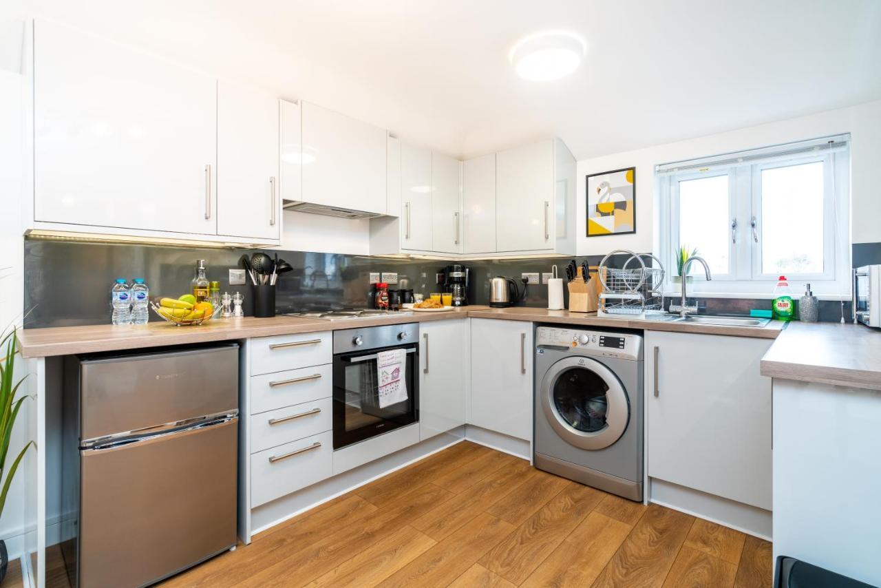 Town Center Apartment With 55” Smart Tv+Netflix アンドーヴァー エクステリア 写真